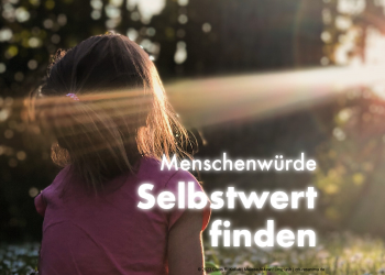 Ein kleines Mädchen sitzt mit dem Rücken zu uns auf einer Lichtung. Ein Sonnenstrahl fällt durch die Blätter auf sie. Darüber steht: "Menschenwürde: Selbstwert finden" | Claus R. Kullak | Melissa Asket / Unsplash | crk-resanima.de