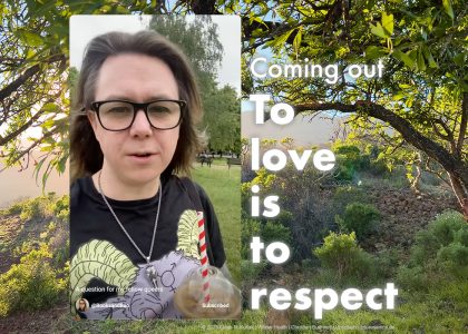 Ein Baum in der Abendsonne auf einem Hügel. Darüber ist ein Screenshot eines YouTube-Shorts von Willow Heath eingefügt. Daneben steht: "Coming Out: To love is to respect" | Willow Heath | Christian Buehner / Unsplash | crk-resanimi.de